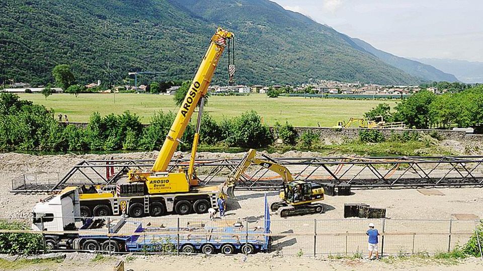 Passerella ciclopedonale sul Bitto Ieri la spettacolare posa del ponte Passerella ciclopedonale sul Bitto Ieri la spettacolare posa del ponte