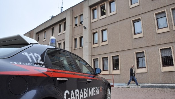 Aggredisce figlia a martellate, grave