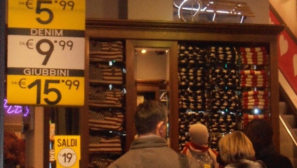 Commercio:saldi a via domani in Campania