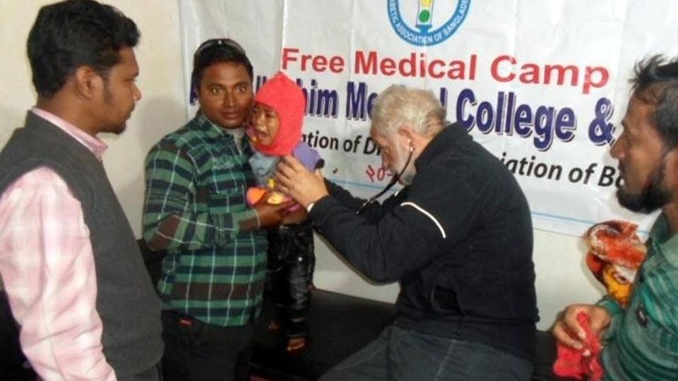Va in pensione, ora fa il medico in Asia Va in pensione, ora fa il medico in Asia