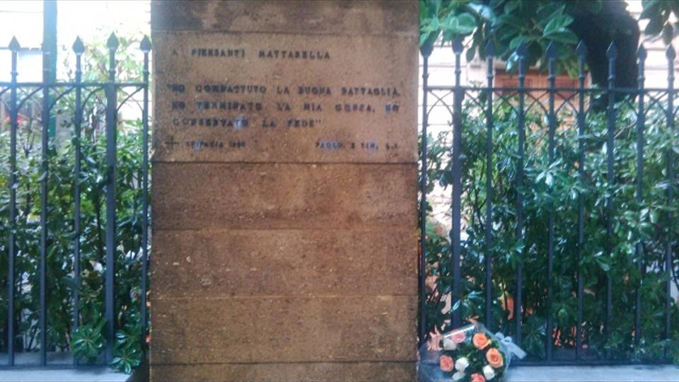Mazzo rose in luogo omicidio Mattarella Mazzo rose in luogo omicidio Mattarella