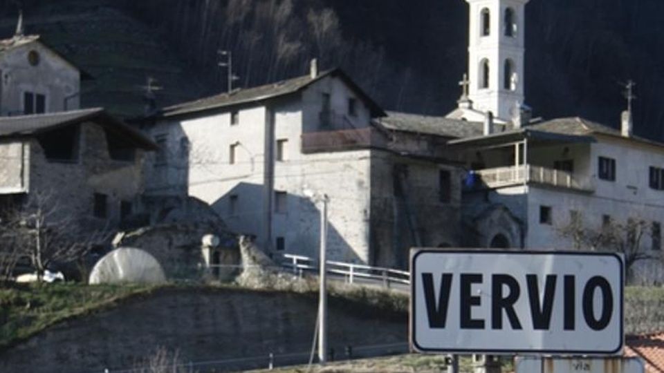Chiodi sul sentiero, sette mezzi bucano Chiodi sul sentiero, sette mezzi bucano