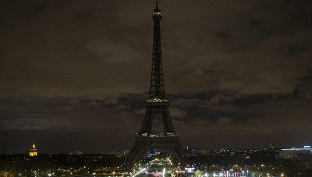 Tour Eiffel spenta in segno di lutto