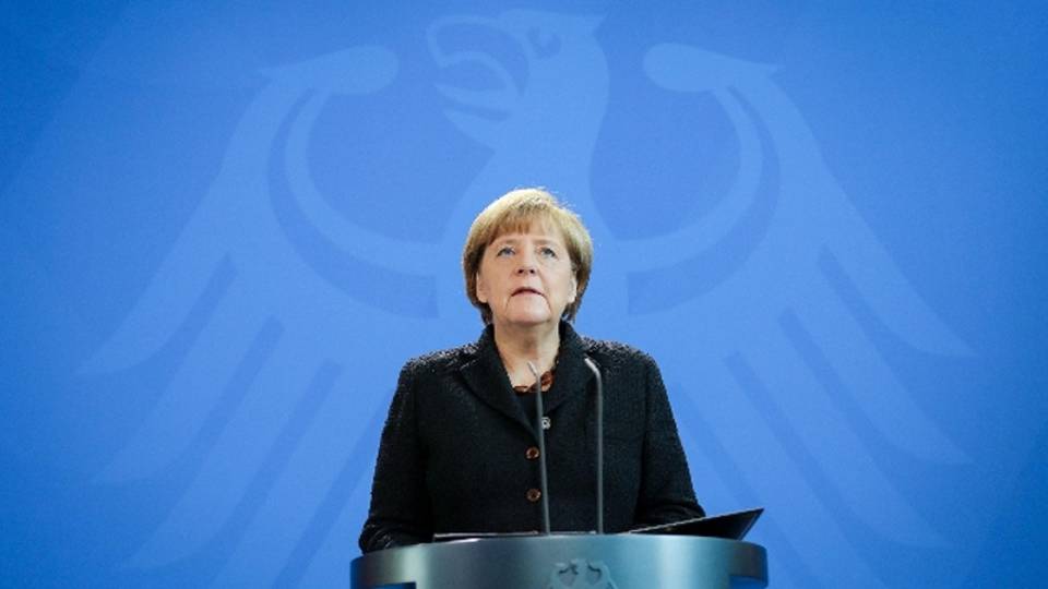 Parigi: Merkel, piangiamo con voi Parigi: Merkel, piangiamo con voi