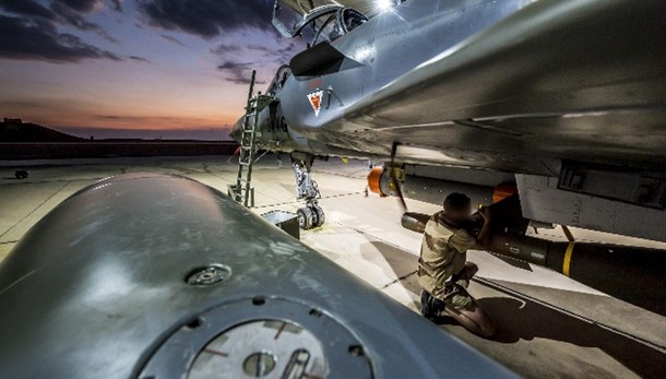 La Francia bombarda Raqqa, capitale Isis