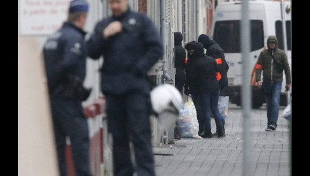 Polizia Belgio libera fratello Abdeslam