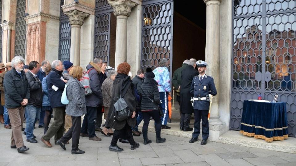 Parigi: Valeria, Renzi a camera ardente Parigi: Valeria, Renzi a camera ardente