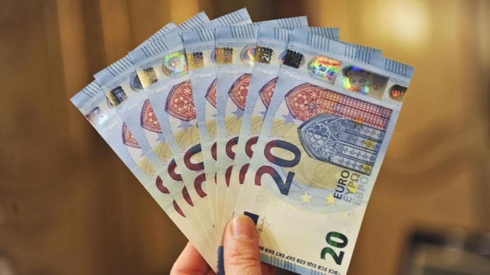 Cambi: euro giù a 1,058 dollari Cambi: euro giù a 1,058 dollari