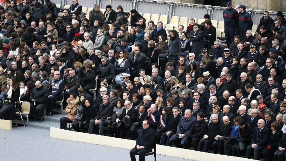 Hollande, Francia intera piange vittime Hollande, Francia intera piange vittime