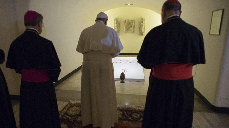 Vatileaks 2: Papa amareggiato, ma avanti Vatileaks 2: Papa amareggiato, ma avanti