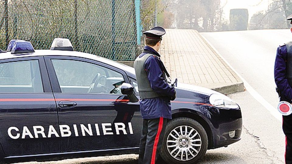Ancora un falso carabiniere Nonnino gli dà soldi e gioielli Ancora un falso carabiniere Nonnino gli dà soldi e gioielli