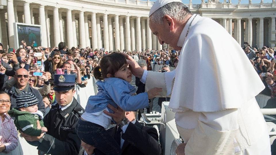 Papa: basta conflitti, pace per mondo Papa: basta conflitti, pace per mondo