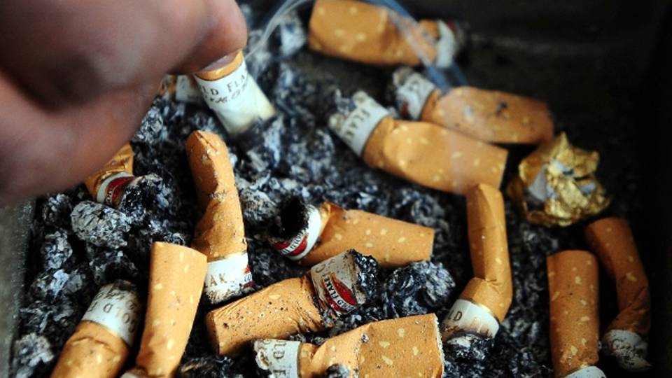Bimbo tolto a genitori accaniti fumatori Bimbo tolto a genitori accaniti fumatori