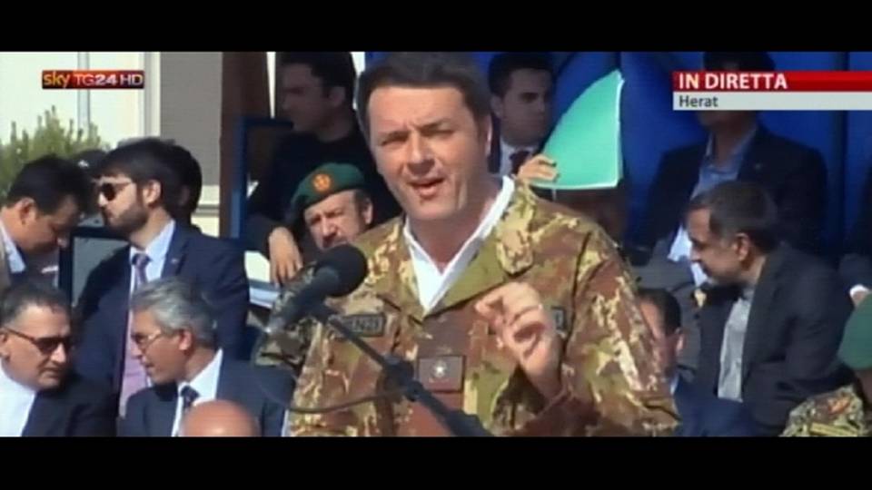 Jeans e mimetica per Renzi a Herat Jeans e mimetica per Renzi a Herat