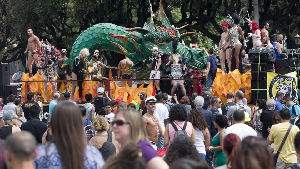Gay: migliaia in piazza per Roma Pride Gay: migliaia in piazza per Roma Pride