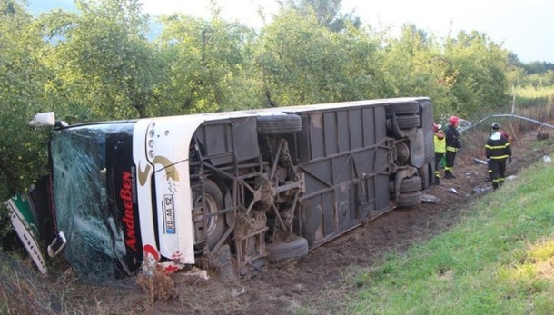 Pullman fuori strada su A22, 17 feriti