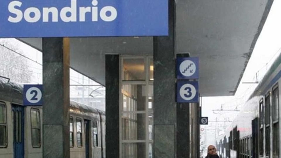 Ancora ritardi lungo i binari: nuovi disagi per i pendolari Ancora ritardi lungo i binari: nuovi disagi per i pendolari