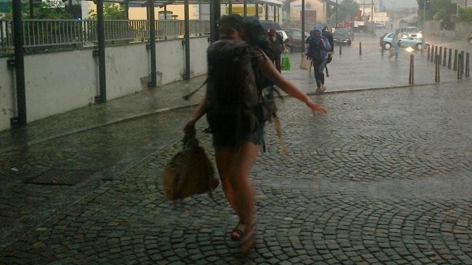Bassa Valle tempestata dalla grandine: danni alle auto e strade allagate Bassa Valle tempestata dalla grandine: danni alle auto e strade allagate