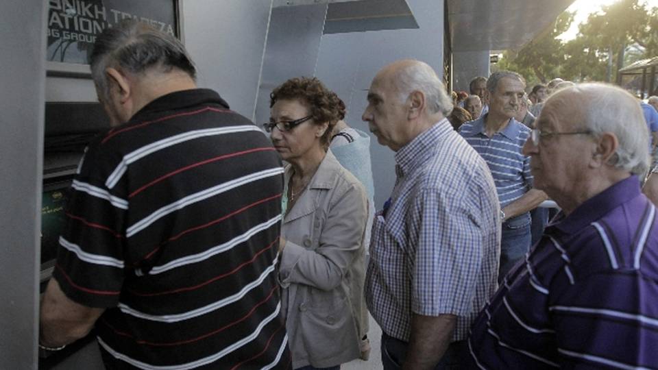 Grecia: pensionati in fila per 120 euro Grecia: pensionati in fila per 120 euro