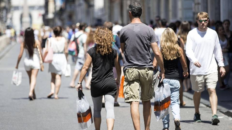 Consumi, stabili in 2014, si ferma calo Consumi, stabili in 2014, si ferma calo