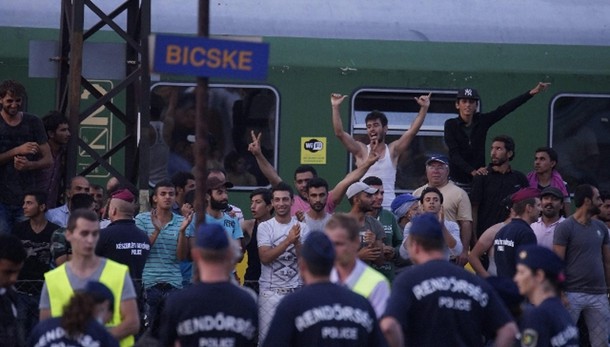 Ungheria, migranti su bus verso Austria