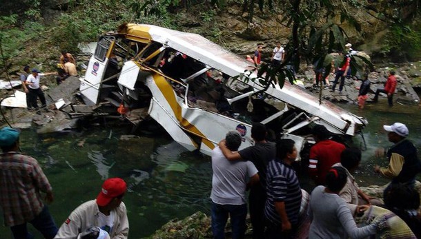 Messico: autobus in un burrone, 20 morti
