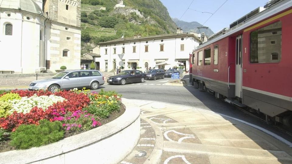 Bimbi feriti nel frontale. E anche il trenino va in tilt Bimbi feriti nel frontale. E anche il trenino va in tilt