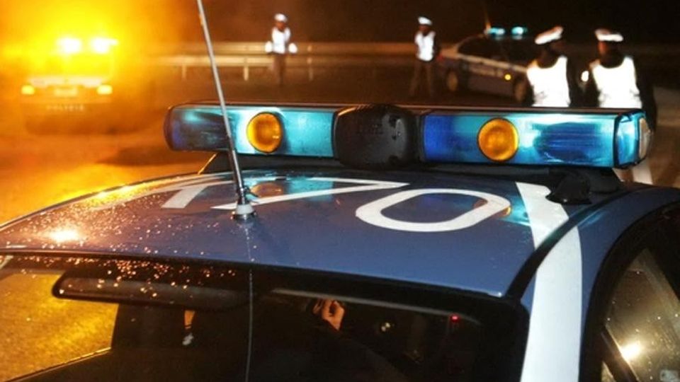 Camion bruciato. Incendio sospetto e indagini a tappeto Camion bruciato. Incendio sospetto e indagini a tappeto