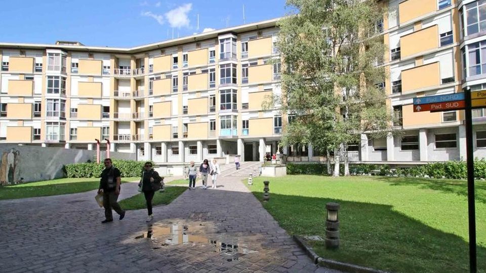 Divieto fuori e dentro le corsie, Azienda ospedaliera “no smoke” Divieto fuori e dentro le corsie, Azienda ospedaliera “no smoke”