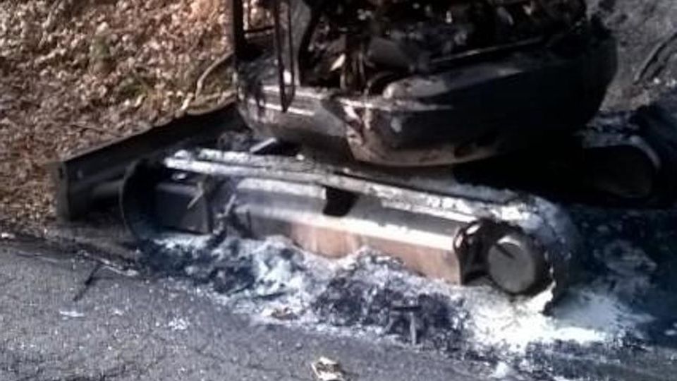 Escavatore in fiamme: sul rogo l’ombra del dolo Escavatore in fiamme: sul rogo l’ombra del dolo