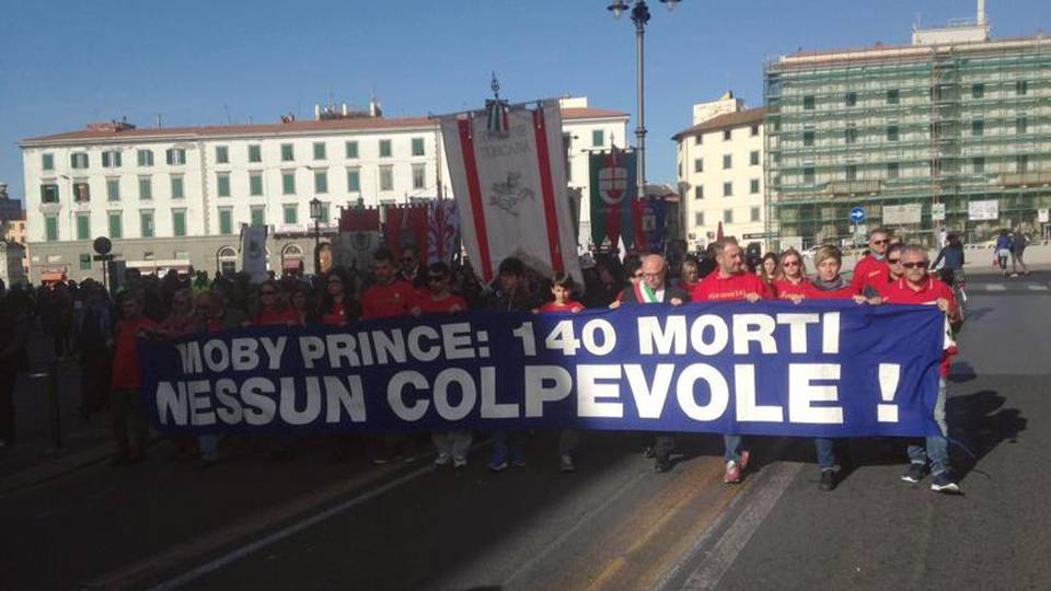 Moby Prince,migliaia in corteo a Livorno Moby Prince,migliaia in corteo a Livorno