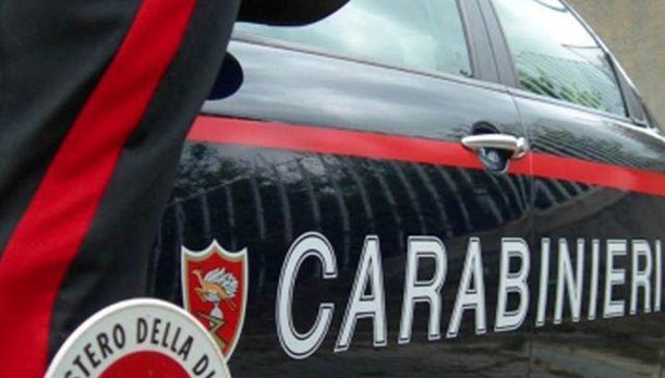 Pensionato sgozza la moglie e si impicca
