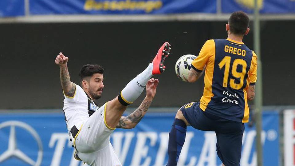Calcio:Verona,petardo davanti casa Greco Calcio:Verona,petardo davanti casa Greco