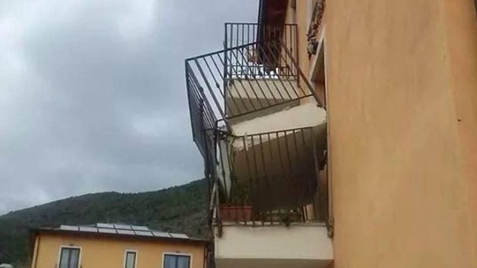 New town L'Aquila, crolla altro balcone New town L'Aquila, crolla altro balcone