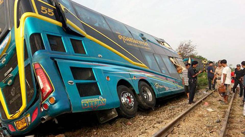 Thailandia: treno contro pullman turisti Thailandia: treno contro pullman turisti