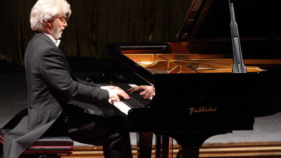 Zimerman accorda vecchio piano Macerata Zimerman accorda vecchio piano Macerata