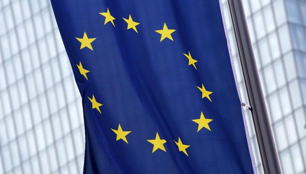 Euro in lieve calo a 1,1381 dollari