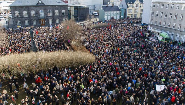 Premier Islanda sotto attacco vuole voto