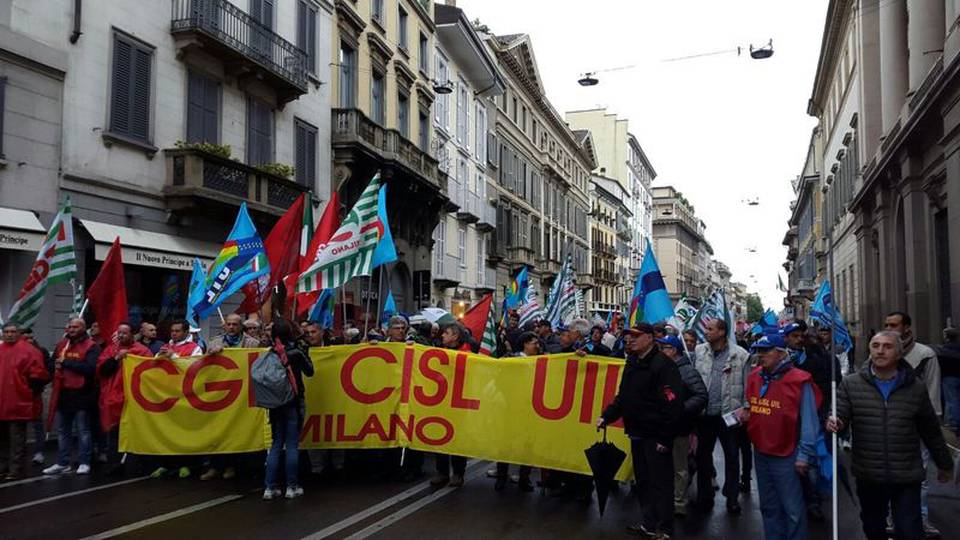 1 Maggio, a Milano immigrati in corteo 1 Maggio, a Milano immigrati in corteo