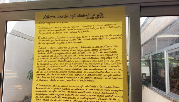 Prof, 'Niente calcio,discrimina ragazze'