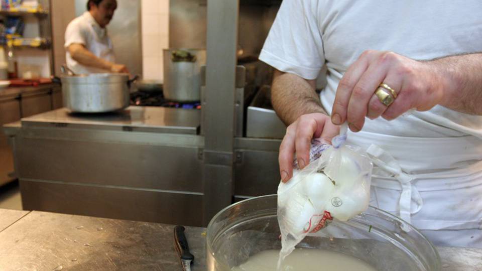Chef per migranti, polemiche a Reggio E. Chef per migranti, polemiche a Reggio E.