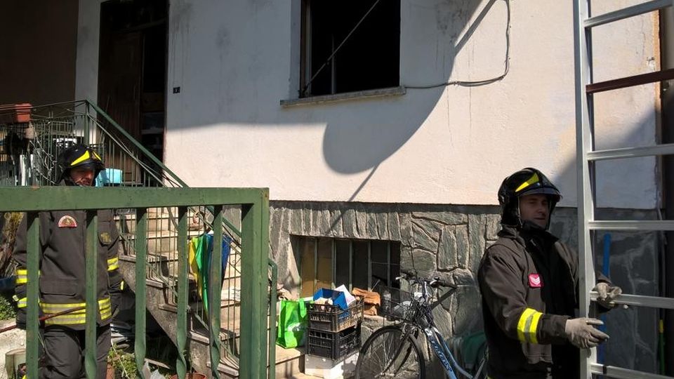 Violento incendio divora tutta la casa Anziano intossicato Violento incendio divora tutta la casa Anziano intossicato