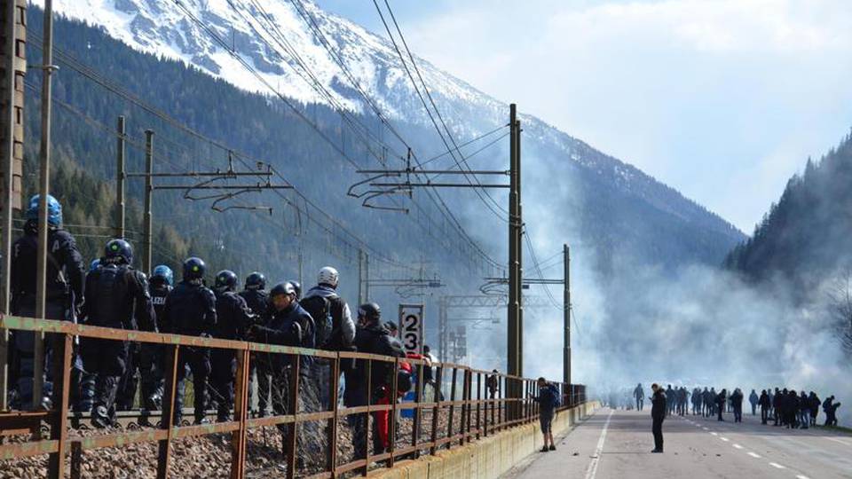 Brennero: protesta fuori carcere Bolzano Brennero: protesta fuori carcere Bolzano