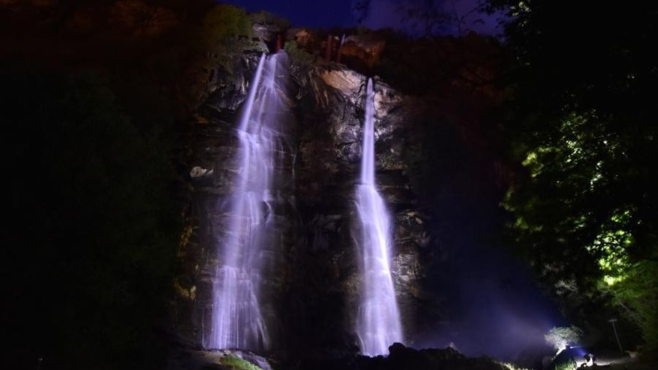 Le cascate colorate di luce lasciano tutti a bocca aperta Le cascate colorate di luce lasciano tutti a bocca aperta