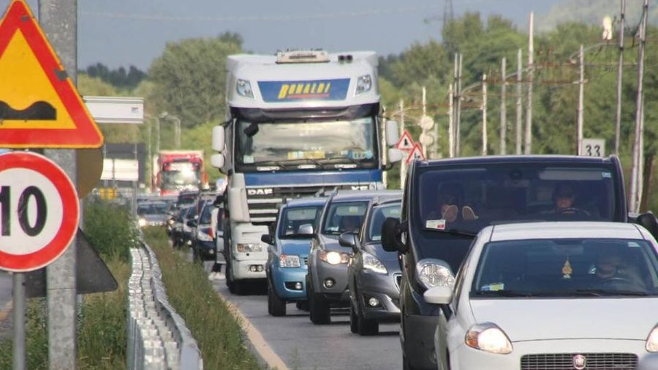 Maxi incidente sulla statale a Castione, traffico deviato, poi il ritorno alla normalità Maxi incidente sulla statale a Castione, traffico deviato, poi il ritorno alla normalità