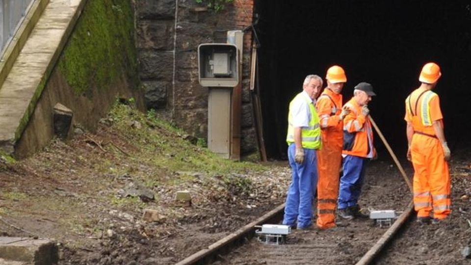 Maltempo a Verceia, treno deraglia per la frana sulla ferrovia Maltempo a Verceia, treno deraglia per la frana sulla ferrovia
