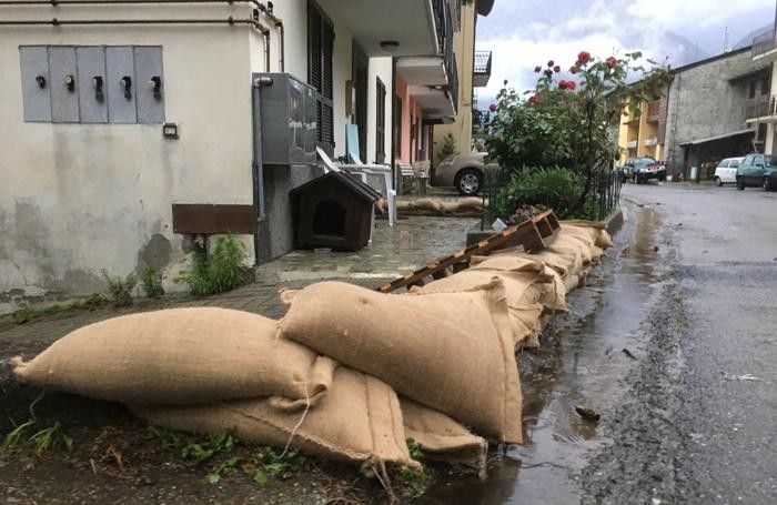 Allerta meteo a verceia . Sacchi di sabbia proteggono le abitazioni e la protezione civile è pronta Allerta meteo a verceia . Sacchi di sabbia proteggono le abitazioni e la protezione civile è pronta