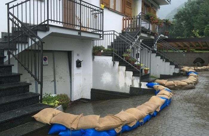 Allerta meteo a verceia . Sacchi di sabbia proteggono le abitazioni e la protezione civile è pronta Allerta meteo a verceia . Sacchi di sabbia proteggono le abitazioni e la protezione civile è pronta