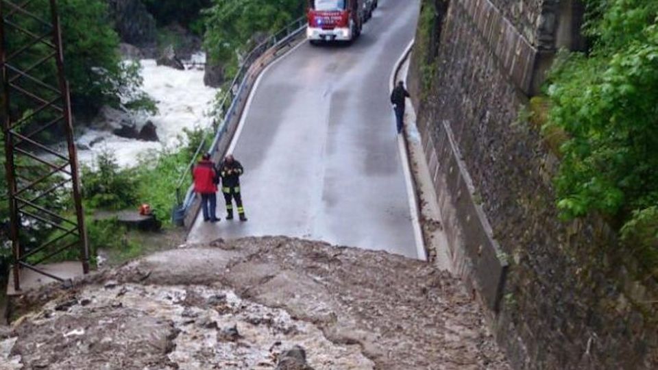 Maltempo, notte di paura in Valchiavenna Chiusa la strada Campodolcino-Isola Maltempo, notte di paura in Valchiavenna Chiusa la strada Campodolcino-Isola