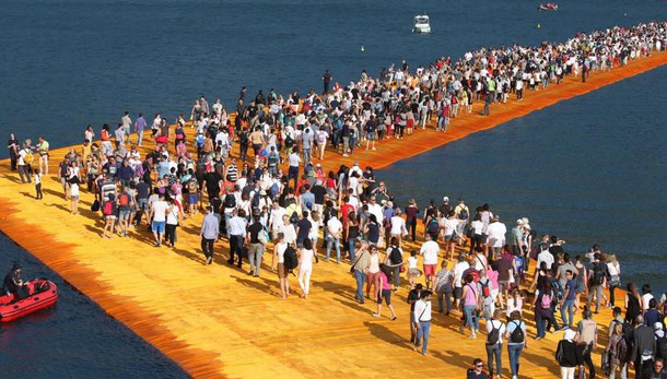 Passerella Christo, code anche stamani